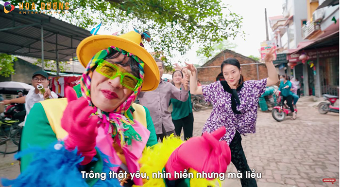 Trung Ruồi ra mắt MV mới “Ôi Bà Em” cộng đồng phát hiện ra điểm đặc biệt “đến bà 90 tuổi còn chơi Thần Vương Chi Mộng mà” 2